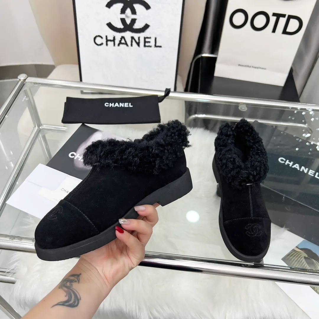 👟👟Ex-factory price 540👟👟 High version of Chanel CHANEL, 🌞🌞🌞Xiaoxiang’s latest 2025 autumn and winter short boots, a must-have item for this autumn and winter season! ! Ms. Chanel loves simple yet irresistible combinations to show her unique style. Mix and match freely to shine⚡Follow Grandma’s fashion steps! ! ! The top-notch craftsmanship and texture are perfectly presented. No matter any details, you can compare them with the counters. The best quality products can be entered and exited from the counters at will! ! ❶Material: imported cowhide/cow suede/wool ❷Lining: sheepskin lining ❸Feet: sheepskin ❹Outsole: original molded sole ❺Heel height: 3cm ❻Number of yards: 35-40 (40 and 41 are customized and non-refundable)